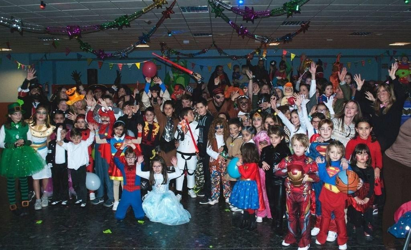 Imagen de los niños que participaron el sábado en la fiesta-concurso de disfraces individuales.