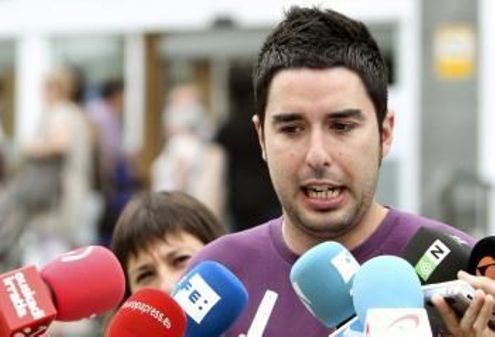 Los portavoces del colectivo de apoyo a los presos de ETA, Herrira, Beñat Larrabeitia (d), y Nagore García (i)