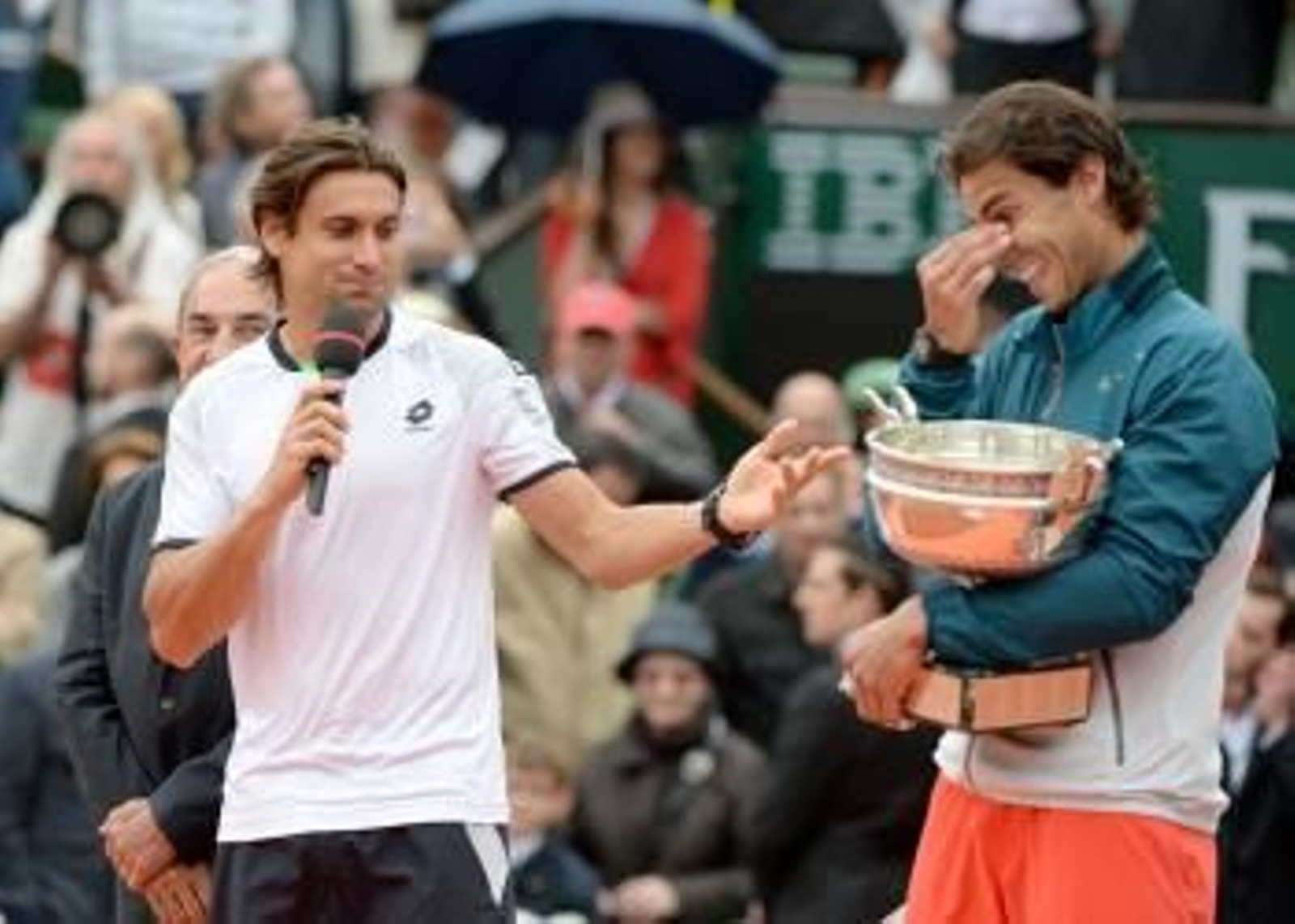 David Ferrer habla al público ante Nadal al término de la final parisina.