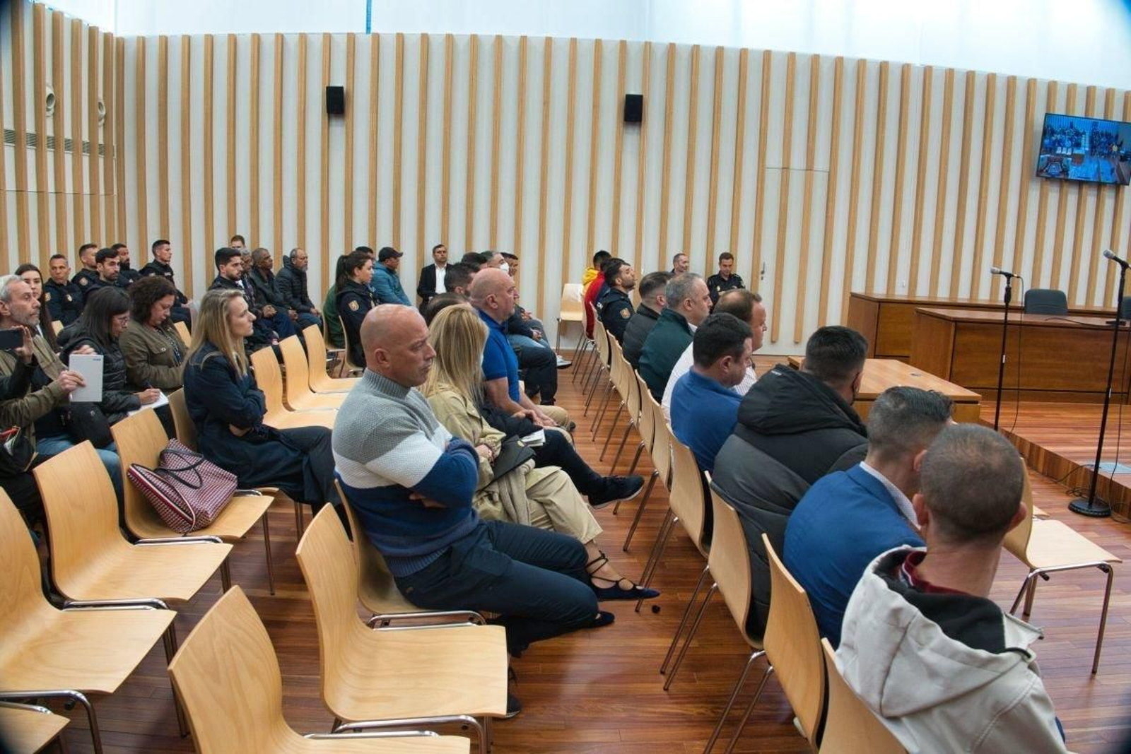 La “macrosala” de la Cidade da Xustiza albergó tanto a los 28 acusados como a los medios y al público.
