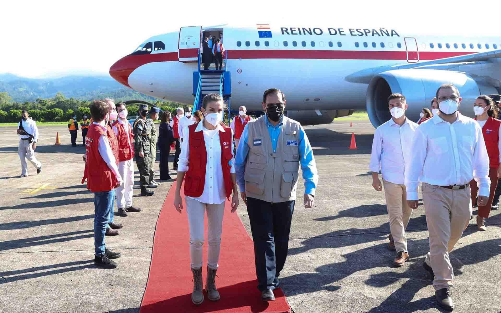 GRAF5455. HONDURAS, 14/12/2020.- La reina Letizia acompañada por el Canciller de Honduras, Lisandro Rosales, a su llegada este lunes al Aeropuerto Internacional Ramón Villeda Morales en la localidad hondureña de San Pedro Sula, para transmitir el apoyo de España a las autoridades y las ONG del país centroamericano tras los graves daños causados por los huracanes Iota y Eta y entregar ayuda humanitaria de la cooperación española para socorrer a los afectados. EFE/ Casa de S.M. el Rey. Queda prohibida su venta y comercialización.