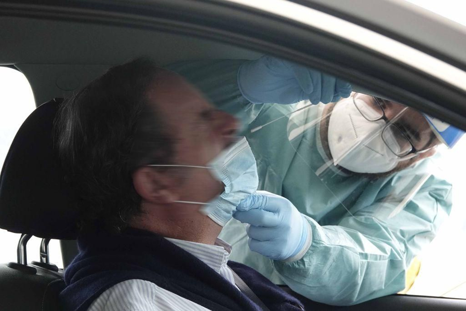 El covid auto del Cunqueiro mantiene el sistema de recogida de muestras a escolares y adultos.