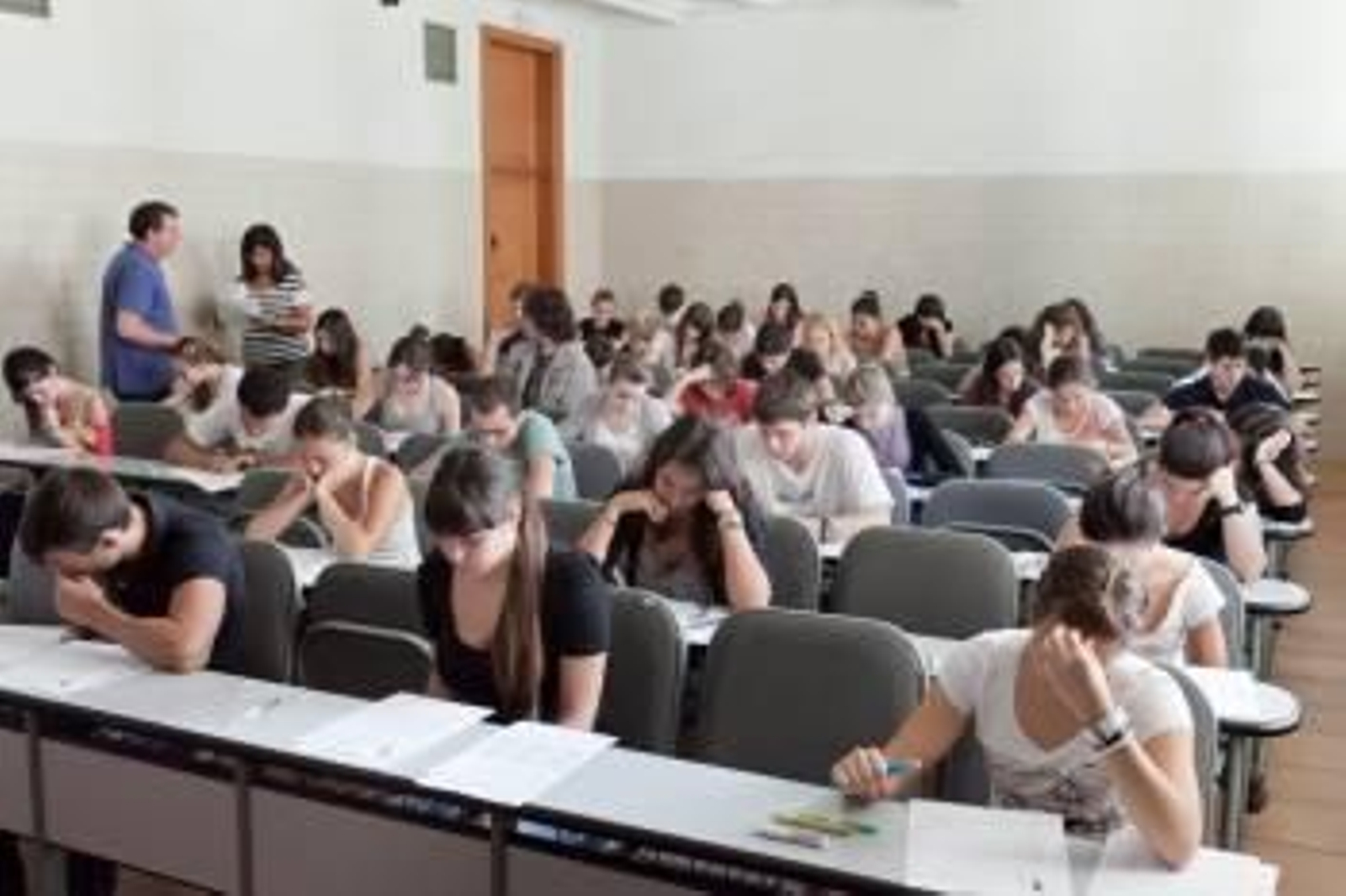 Estudiantes universitarios, realizando un examen. (Foto: ARCHIVO)