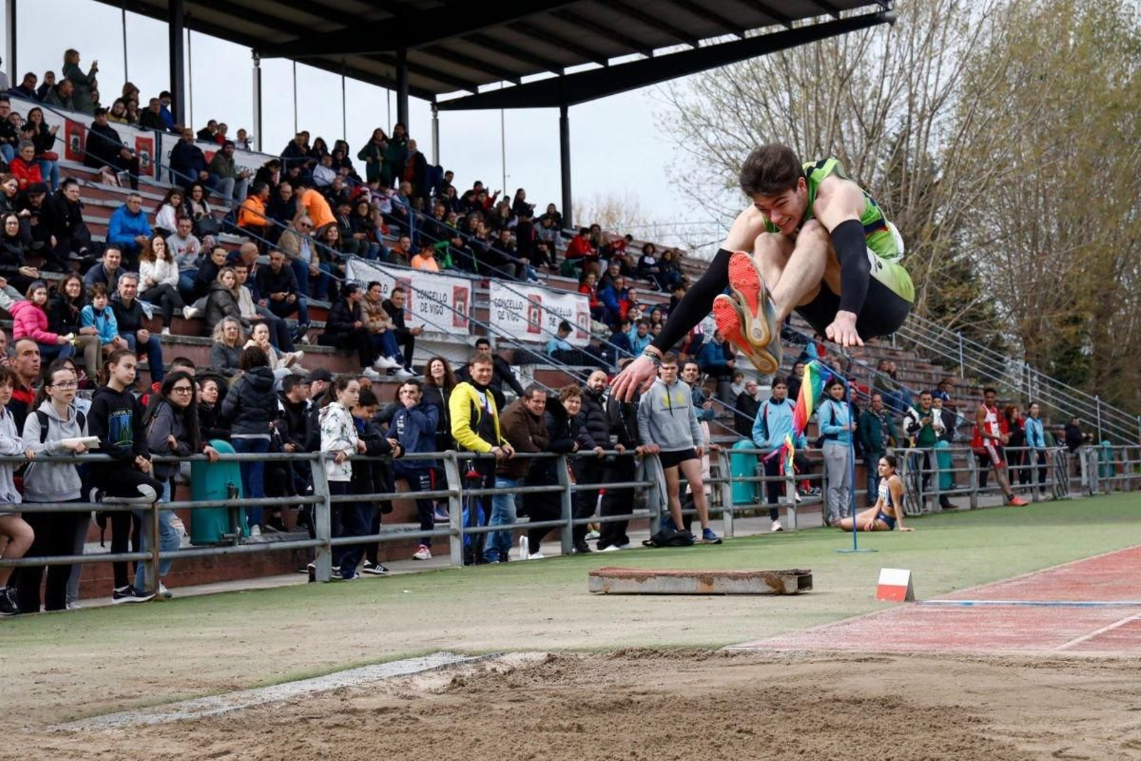 La cita dejó imágenes espectaculares, como esta en el salto de longitud, con buena afluencia de público.