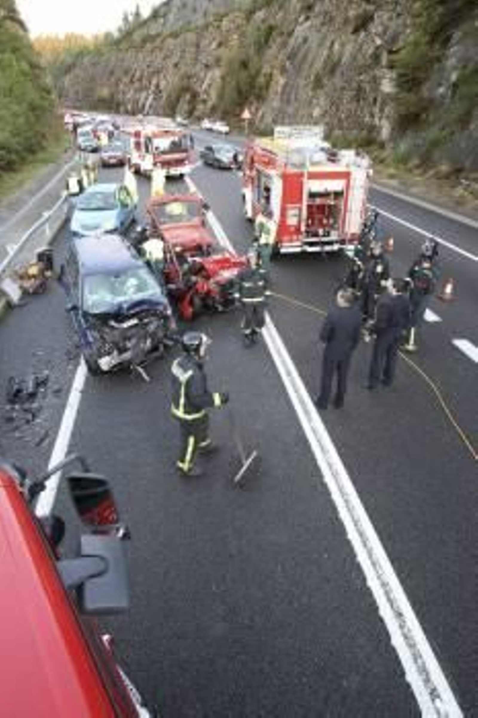 Un joven de 20 años falleció esta mañana en un choque frontal entre dos vehículos en el corredor de O Morrazo (Foto: EFE)
