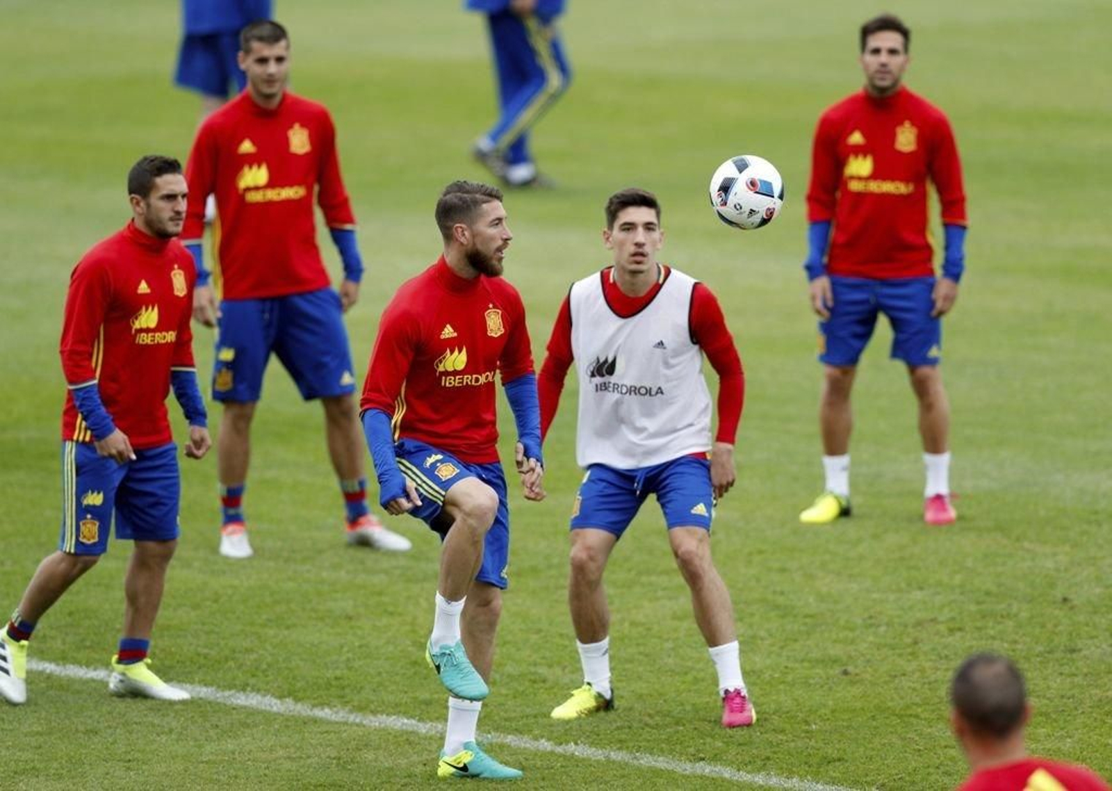Koke, Morata, Ramos y Bellerín, en el entrenamiento de ayer.