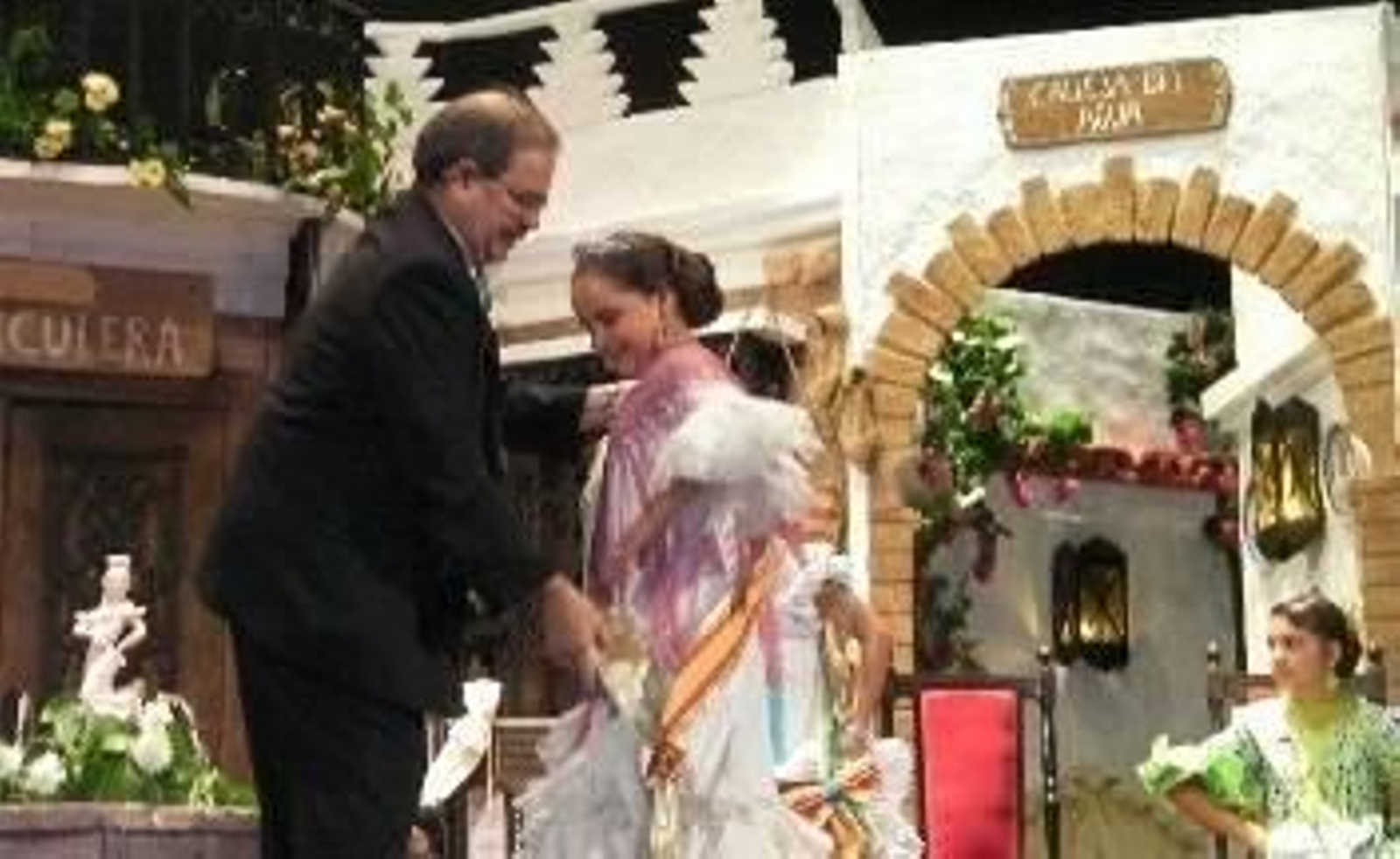 Momento de coronación de la reina infantil, en el Teatro de Requena.