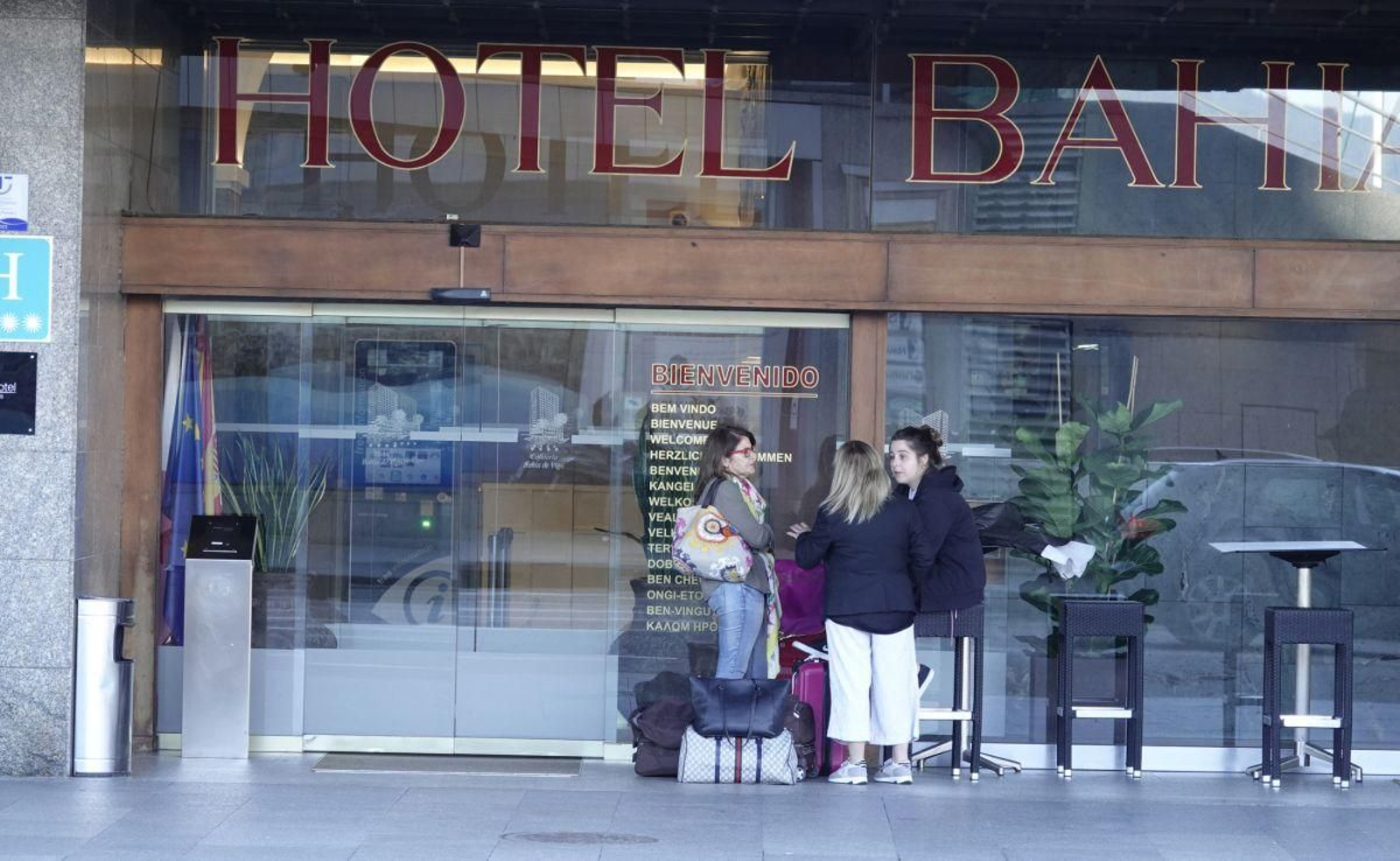 Imagen de archivo de huéspedes llegando a un hotel vigués.