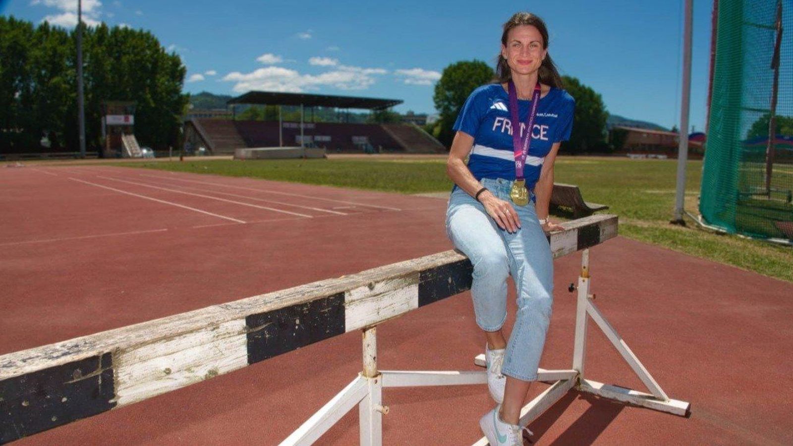 Finot, sobre una valla de la pista de atletismo de Balaídos. // Vicente Alonso