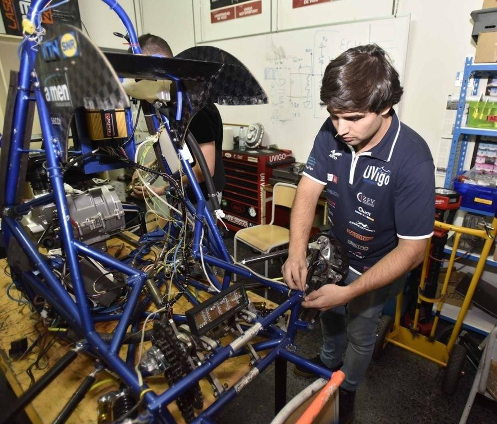 Los miembros de la escudería universitaria dedican muchas horas al monoplaza.