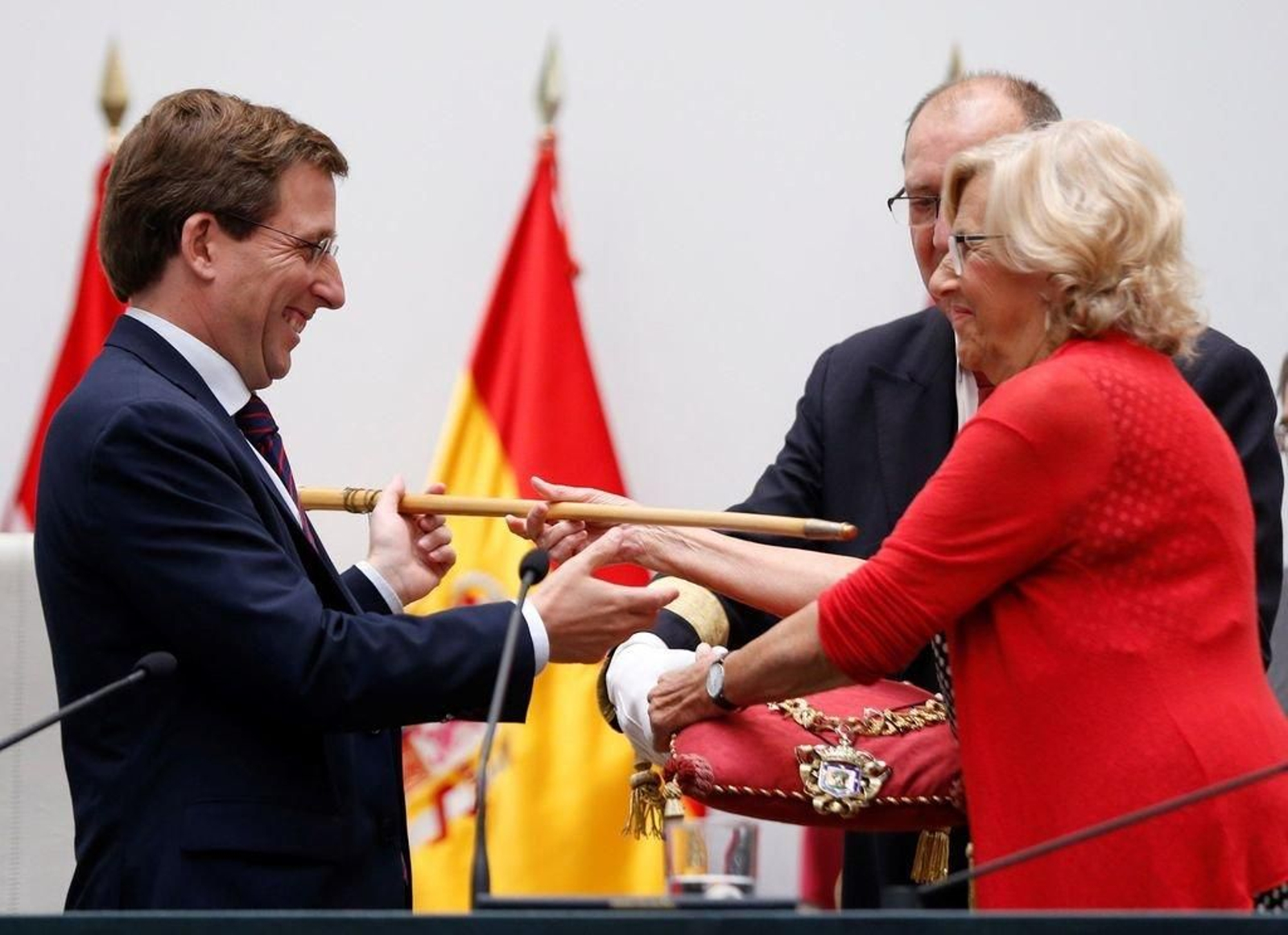 La alcaldesa en funciones de Madrid, Manuela Carmena, entrega el bastón de mando al cabeza de lista del PP, José Luis Martínez Almeida.
