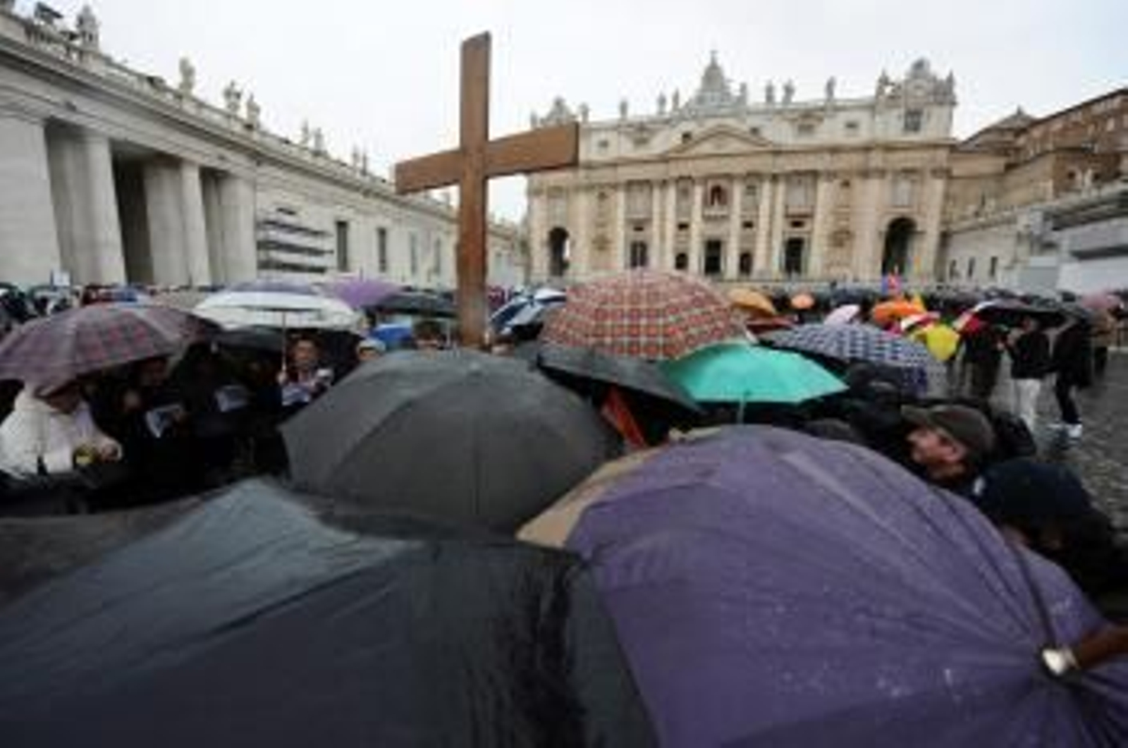 Centenares de feligreses permanecen atentos en la Plaza de San Pedro del Vaticano durante la segunda jornada de Cónclave  (Foto: EFE)