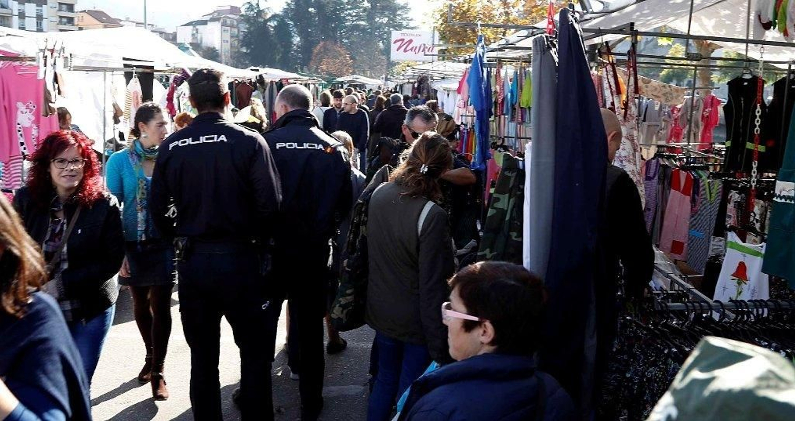 Las rebajas más atrevidas y la presencia policial fueron la tónica general de una de las ferias más concurridas de todo el año.