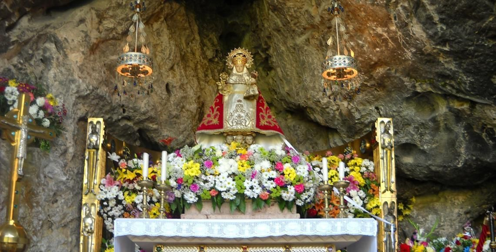 La Santina de Covadonga tiene muchas "hermanas" repartidas por el resto del mundo.