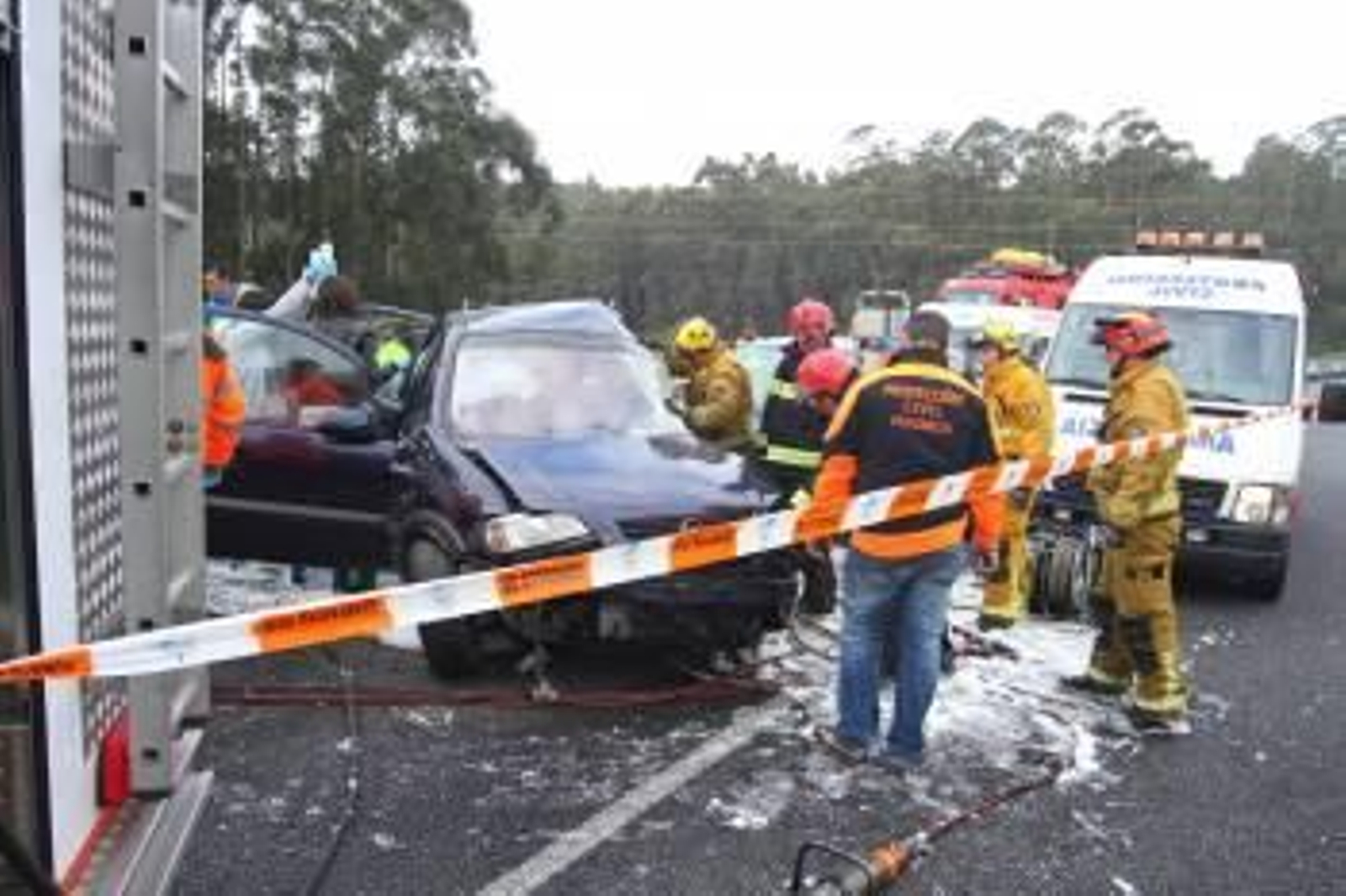 Imagen del vehículo en el que viajaba la mujer fallecida con sus dos hijos. (Foto: EMILIO MOLDES-DIARIO DE AROUSA)