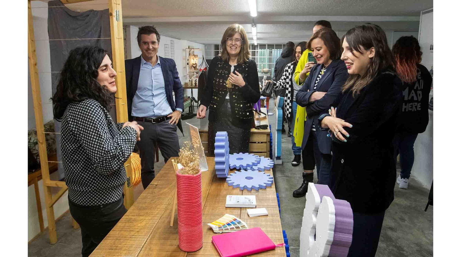 La consejera de Promoción do Emprego e Igualdade, María Jesús Lorenzana, en su visita a Creativas Galegas, firma beneficiaria del programa autonómico Emega de ayudas al emprendimiento femenino