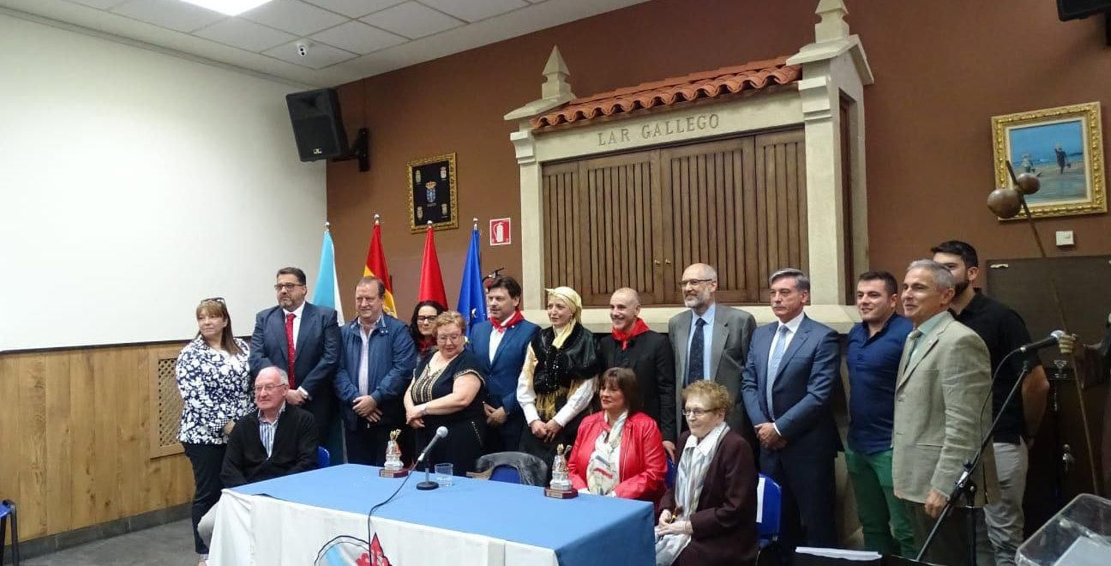 El secretario xeral da Emigración recibió la insignia del Lar Gallego que impone la entidad gallega de la capital navarra