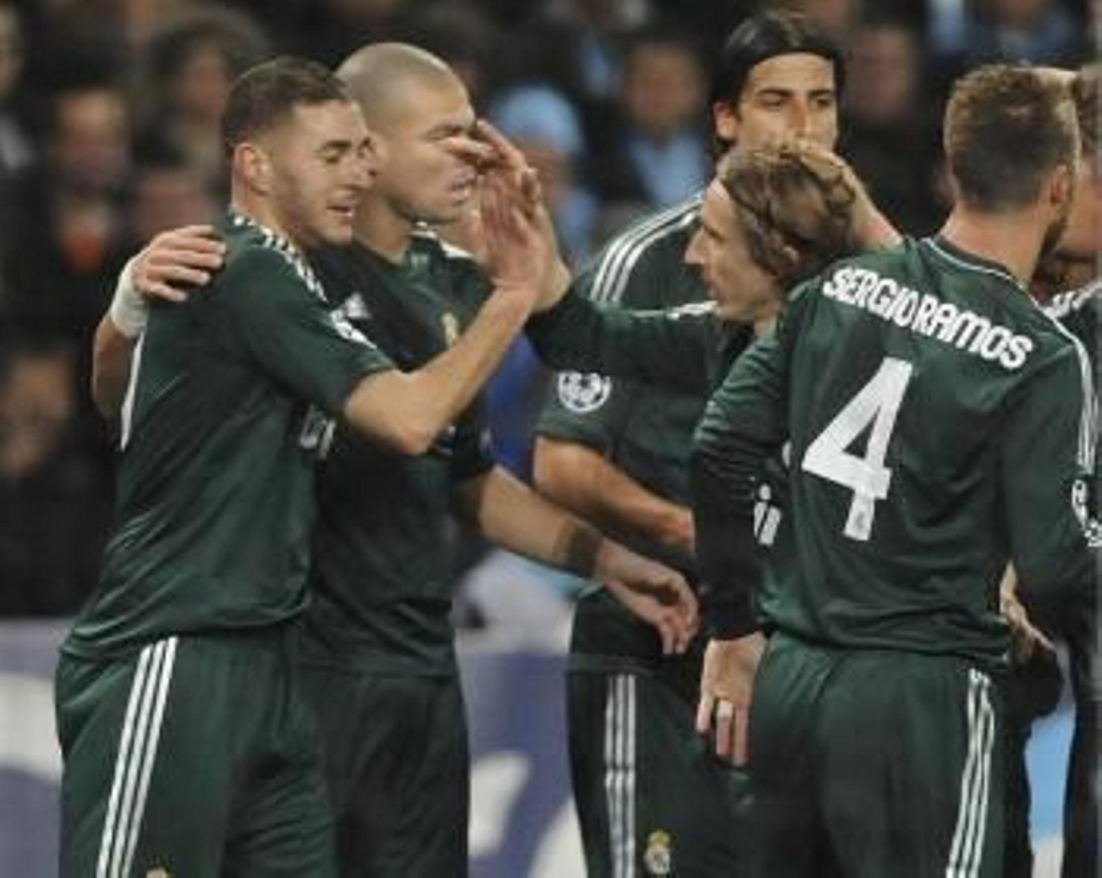 Los jugadores del Madrid celebran el gol de Modric (Foto: EFE)