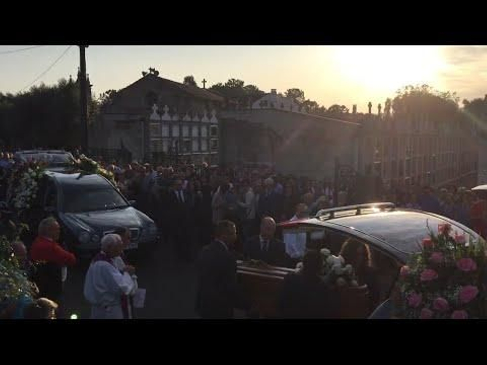 Cientos de personas despiden a las mujeres asesinadas en Valga (Pontevedra)