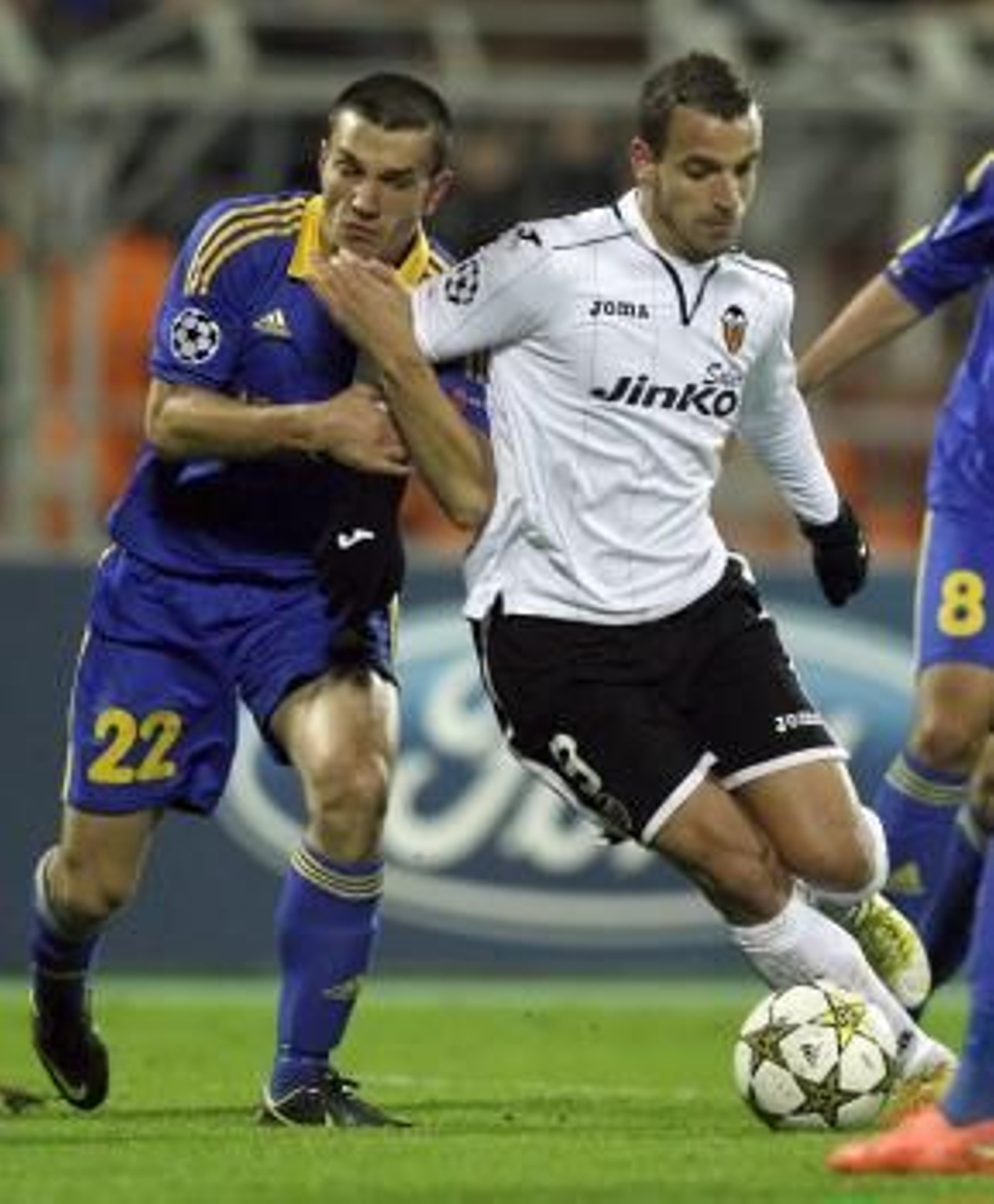 Soldado conduce el balón durante el partido de ayer en Bielorrusia.
