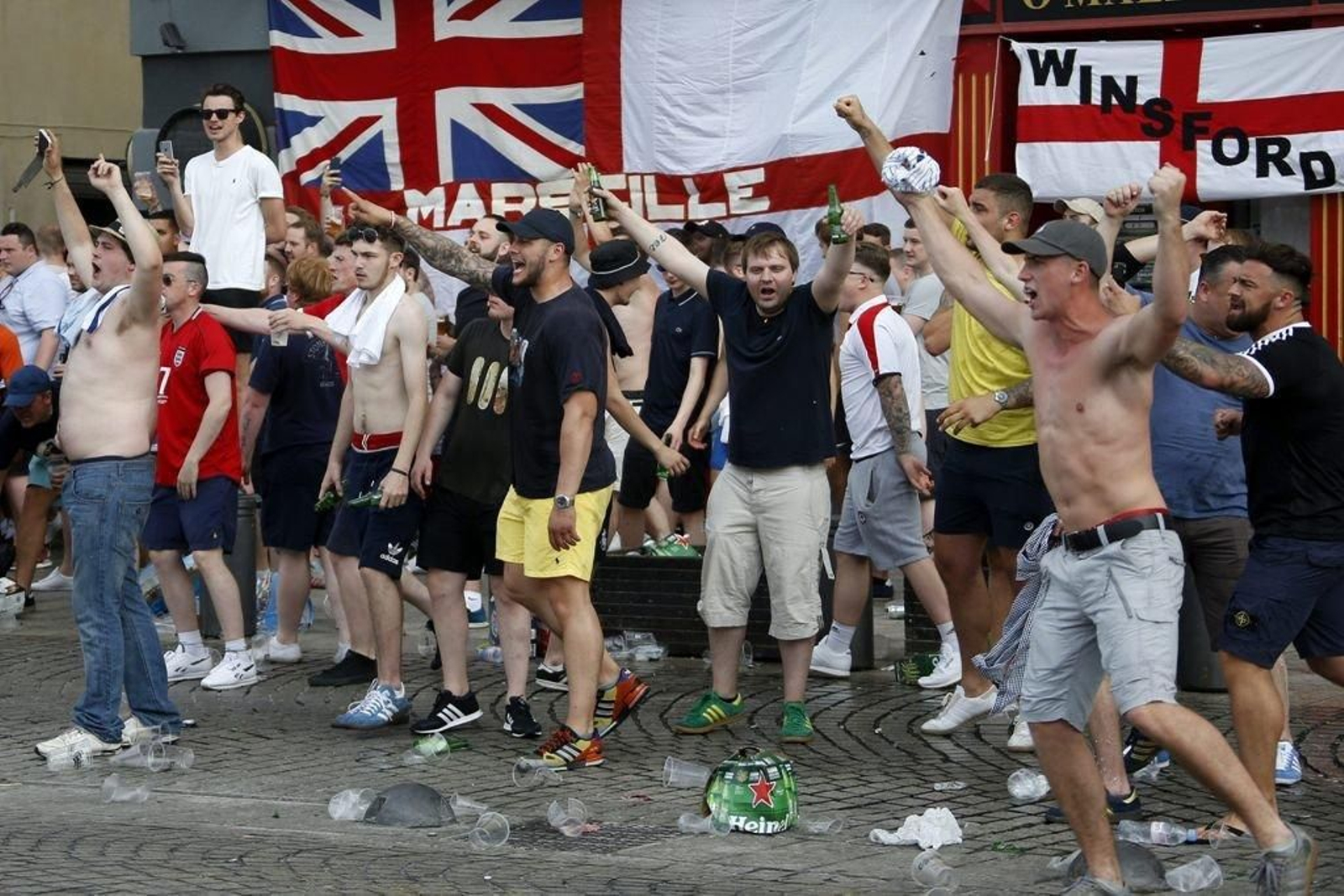 Aficionados ingleses causaron altercados en Marsella.