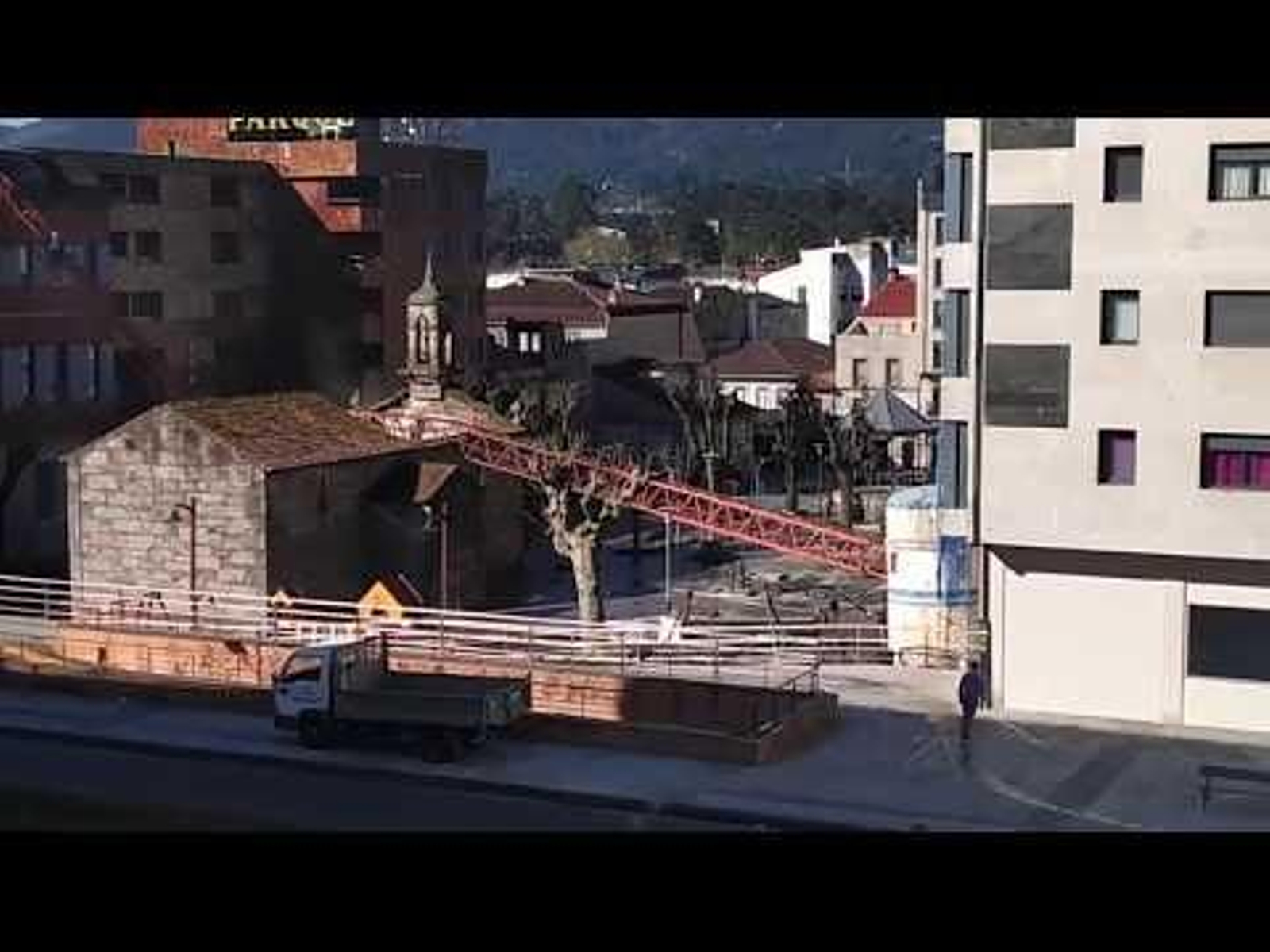 Cae una grúa sobre la capilla del Cristo en Porriño
