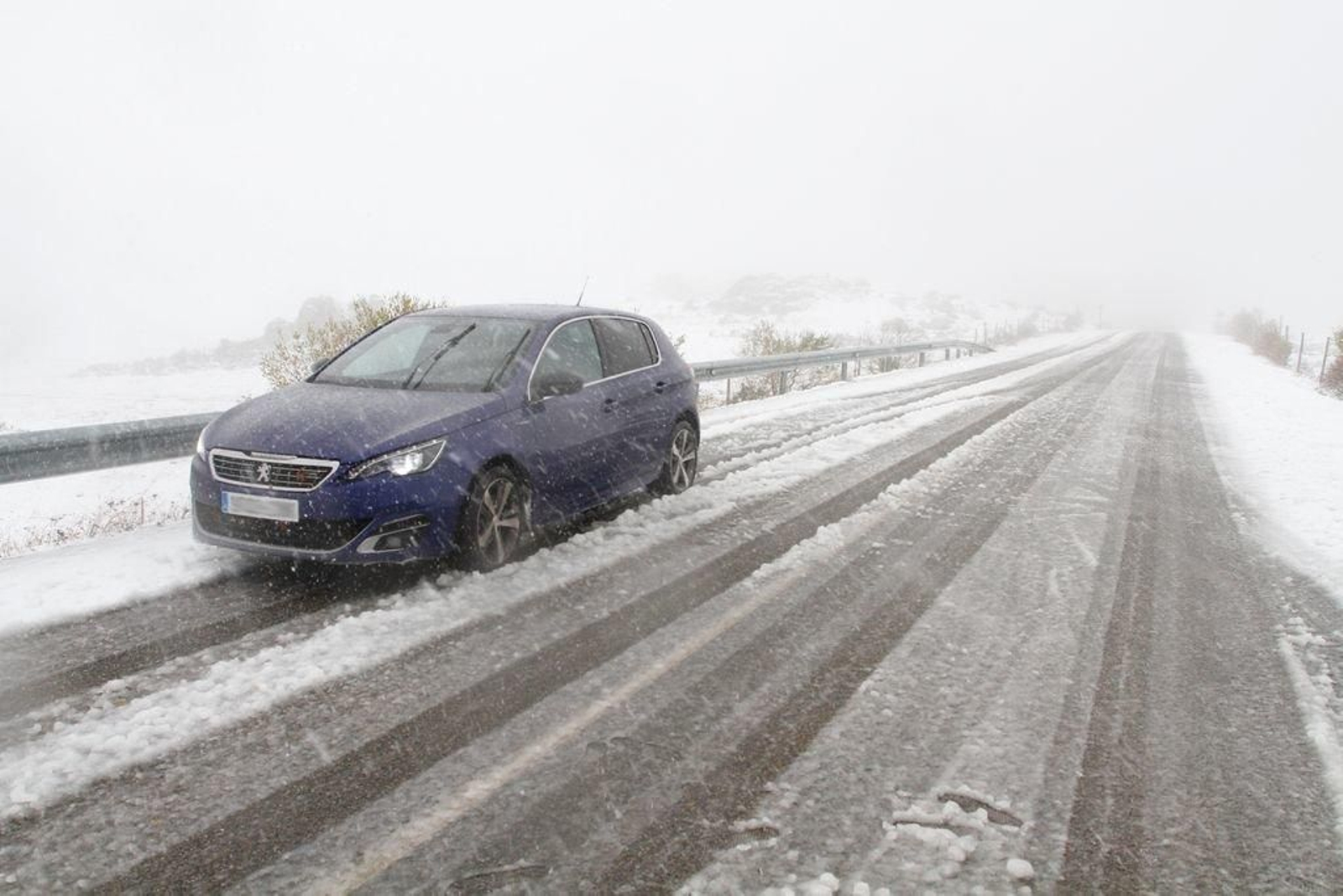 La nieve ocasionó problemas para circular por la autovía A-52 en Ourense.