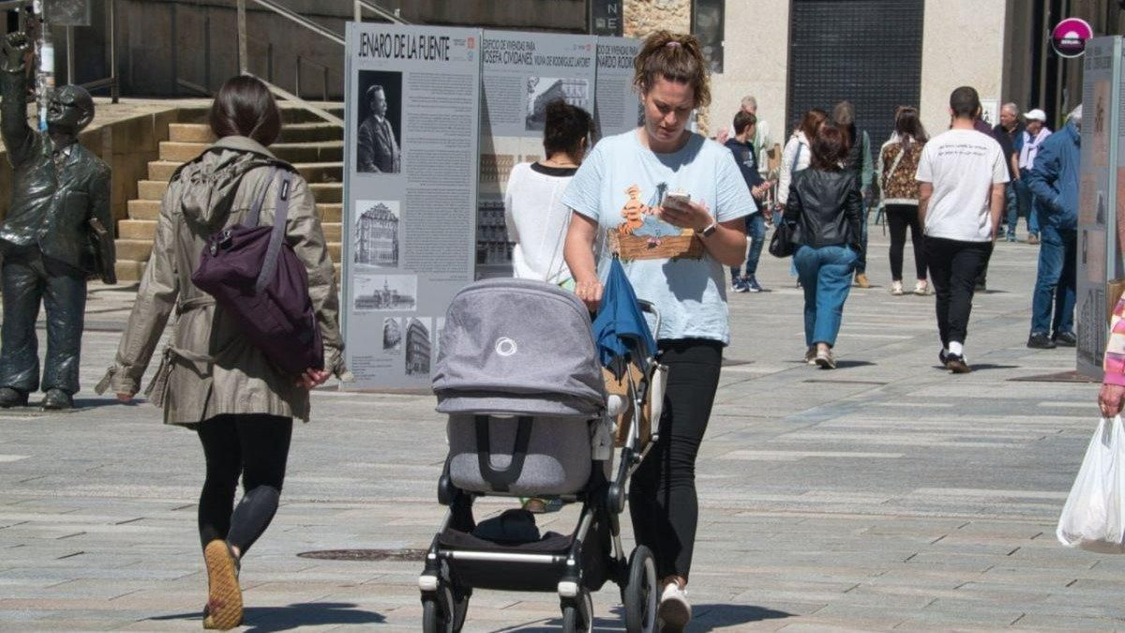 Una joven madre en Vigo, donde nacieron en 2023 apenas 1.564 niños.