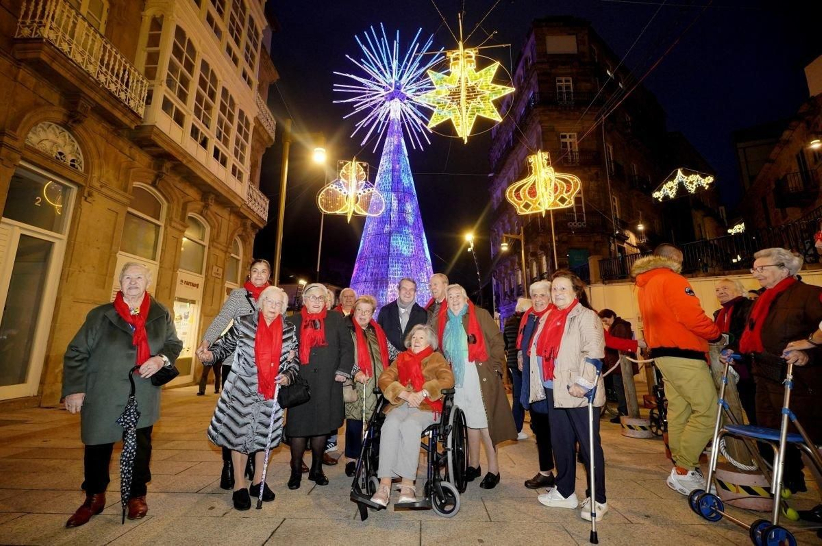 Un grupo de mayores de la residencia Ballesol con el alcalde Abel Caballero.