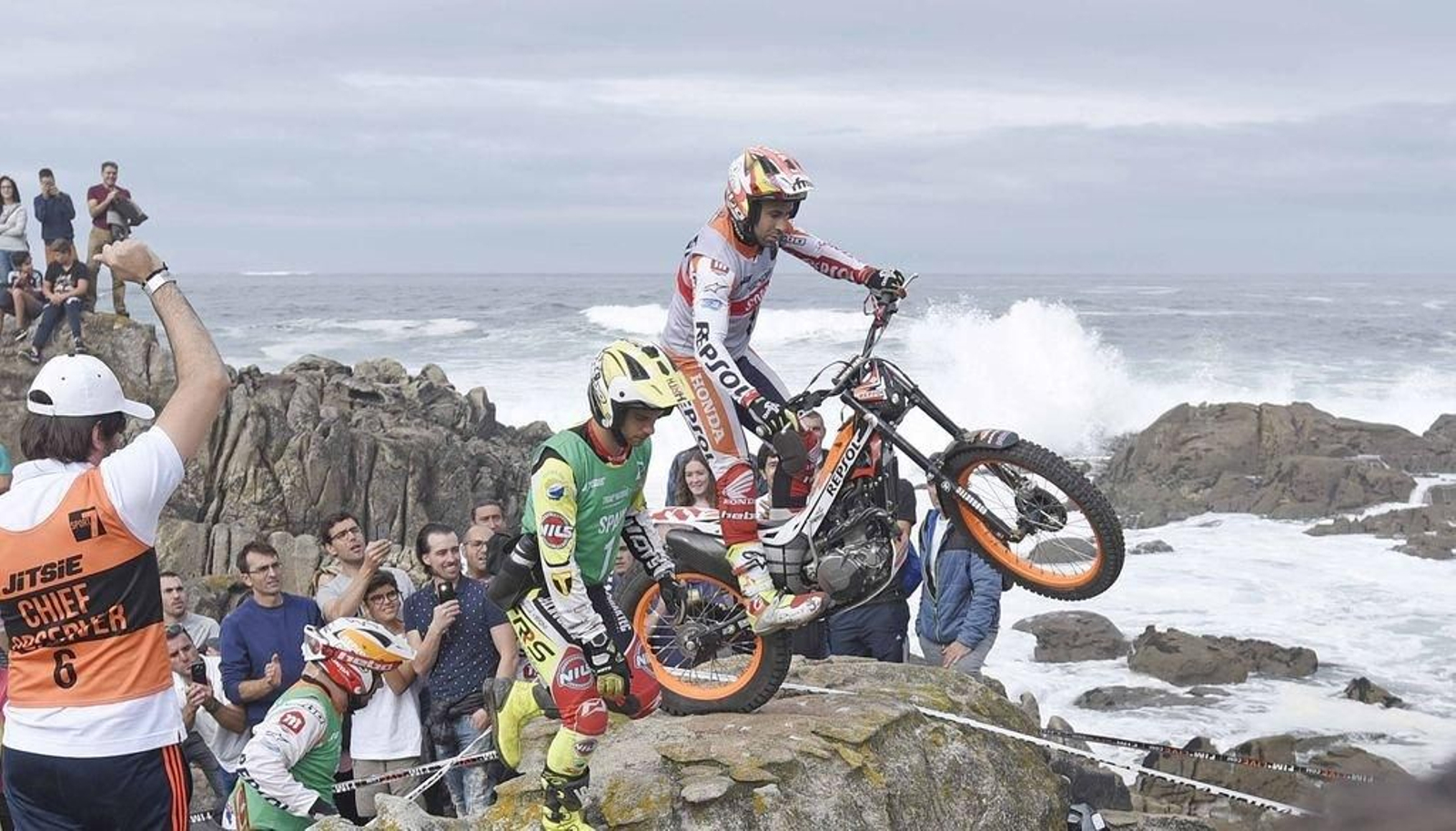 El actual campeón del mundo, Toni Bou, dio espectáculo ante las olas rompientes ayer en Baiona.