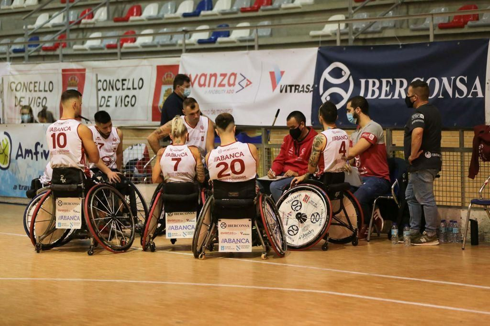 César Iglesias da instrucciones a sus jugadores en un partido de la presente temporada.