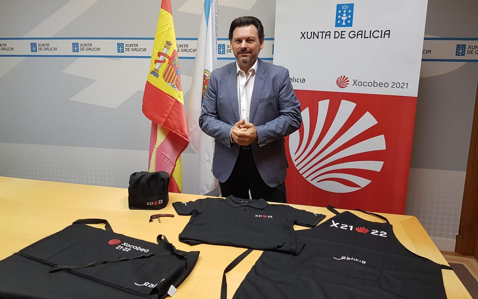 Entre otro material, se encuentran gorros de cocina, mandiles, abridores y polos con el logo del Xacobeo 21-22