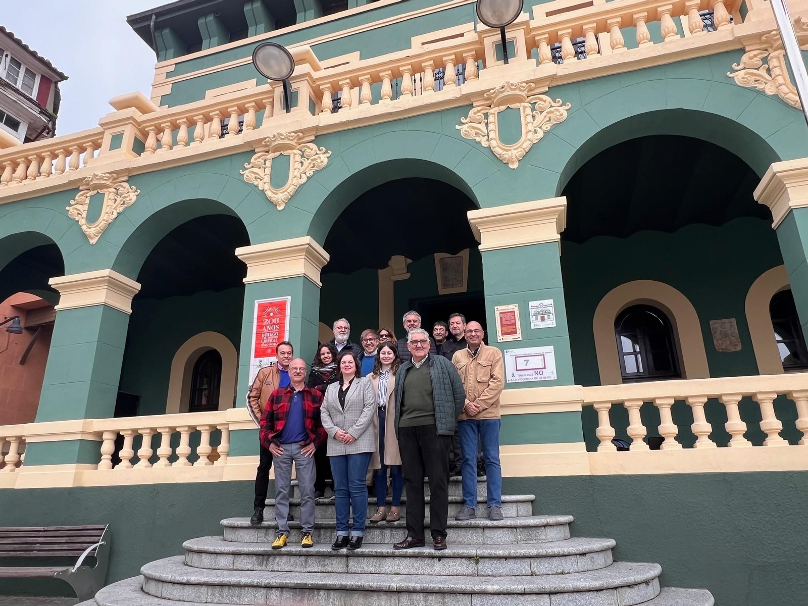 Representantes de las organizaciones jacobeas del camino francés y de los caminos del Norte este fin de semana en el ayuntamiento de Tinero