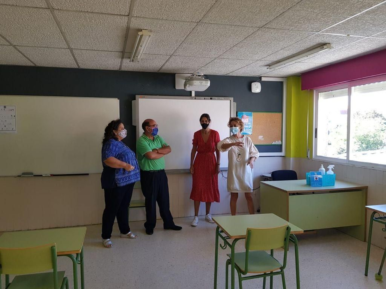 El jefe territorial de Educación visitó ayer el colegio de Educación Infantil y Primaria Javier Sensat.