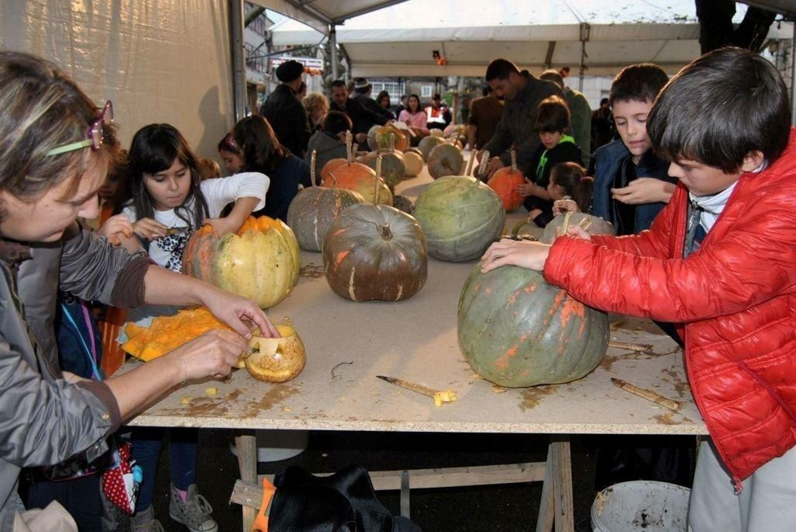 Uno de los talleres de calabazas de Samaín, organizado en ediciones anteriores, en la Praza do Berbés.