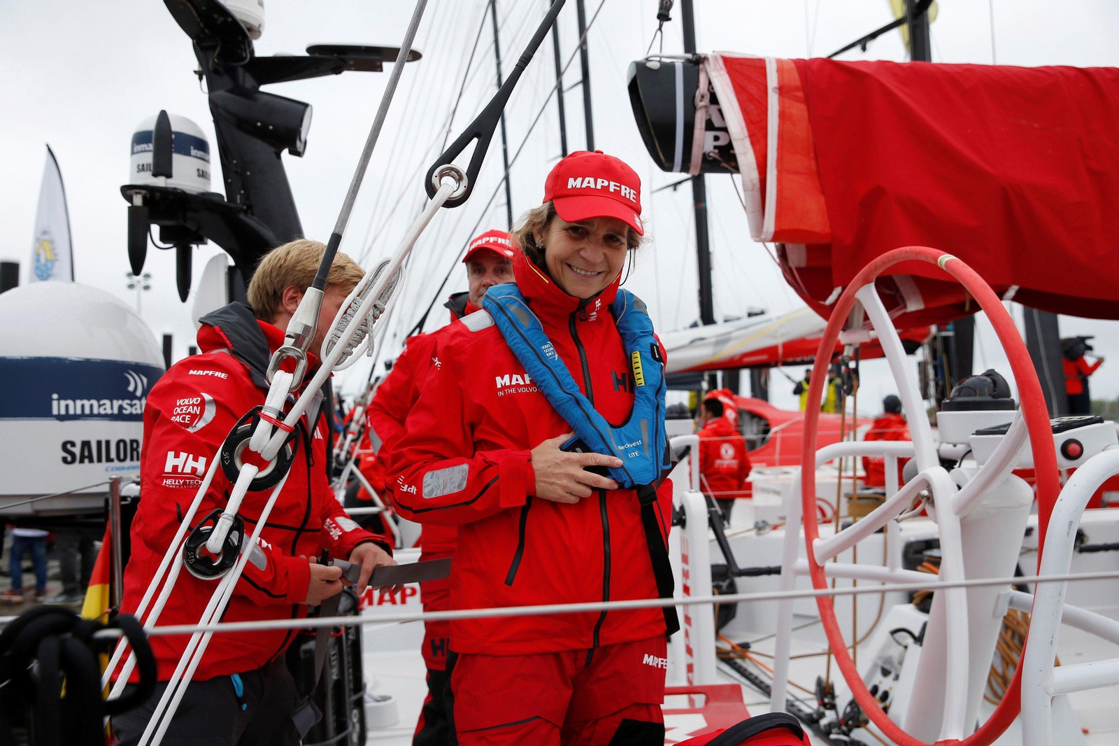 la infanta Elena a bordo de la embarcación Mapfre antes de la novena etapa de la Volvo Ocean Race entre Newport y Cardiff (Reino Unido)