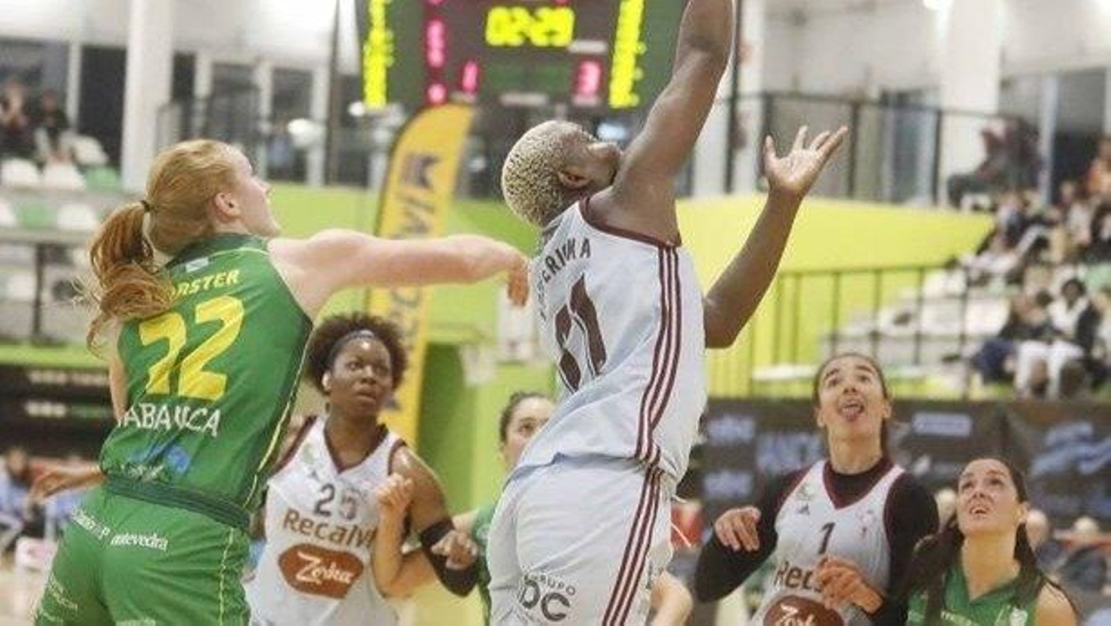 Elo Edeferioka lanza a canasta entre Forster, Richardson, Celia García y Carla Fernández, ayer, en Navia.