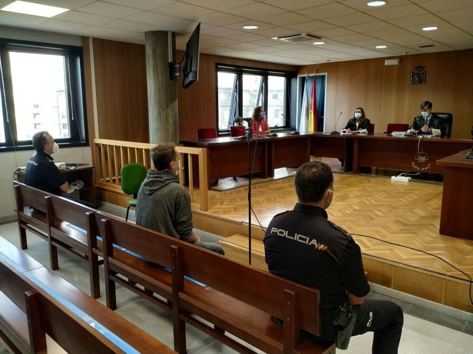 El acusado de robo con fuerza en una peluquería de Vigo, ayer en el banquillo de la Audiencia en Vigo.