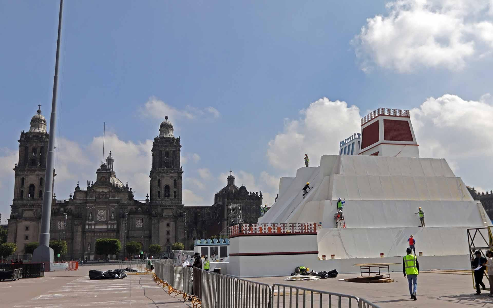 Funcionarios y trabajadores del Gobierno capitalino culminan la construcción de una maqueta monumental del Huey Teocalli en el Zócalo de Ciudad de México. EFE/ Mario Guzmán