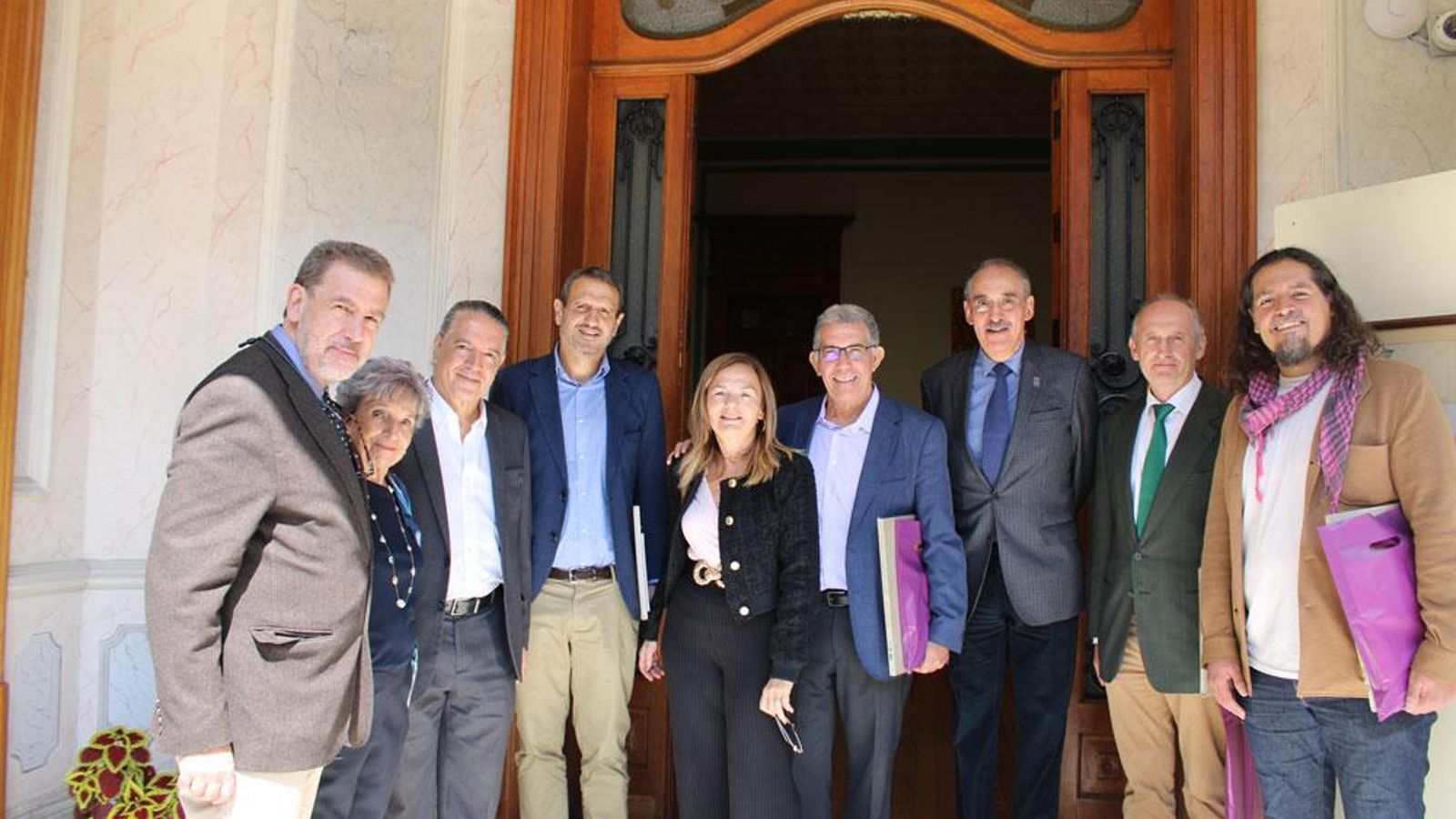 La directora general de la Ciudadanía Española en el Exterior, Elena Bernardo, junto al Subdirector José Julio Rodríguez y el asesor de la Secretaria de Estado, Julio Navalpotro, con miembros del Ateneo Español de México