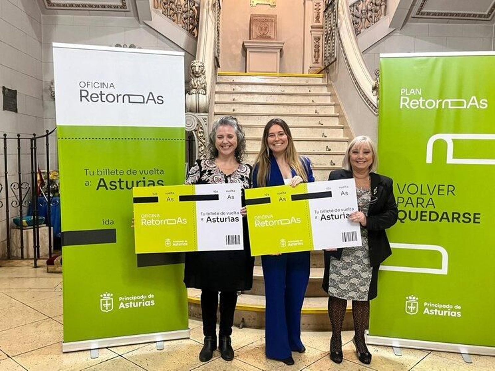 En la imagen, de izquierda a derecha, la responsable del punto de apoyo al retorno de Buenos Aires, Laura Aguirre; la directora general de Emigración y Políticas de Retorno, Olaya Gómez Romano, y la presidenta del Centro Asturiano de Buenos Aires, Pilar Simón, con motivo de la presentación de la Oficina de Retorno.