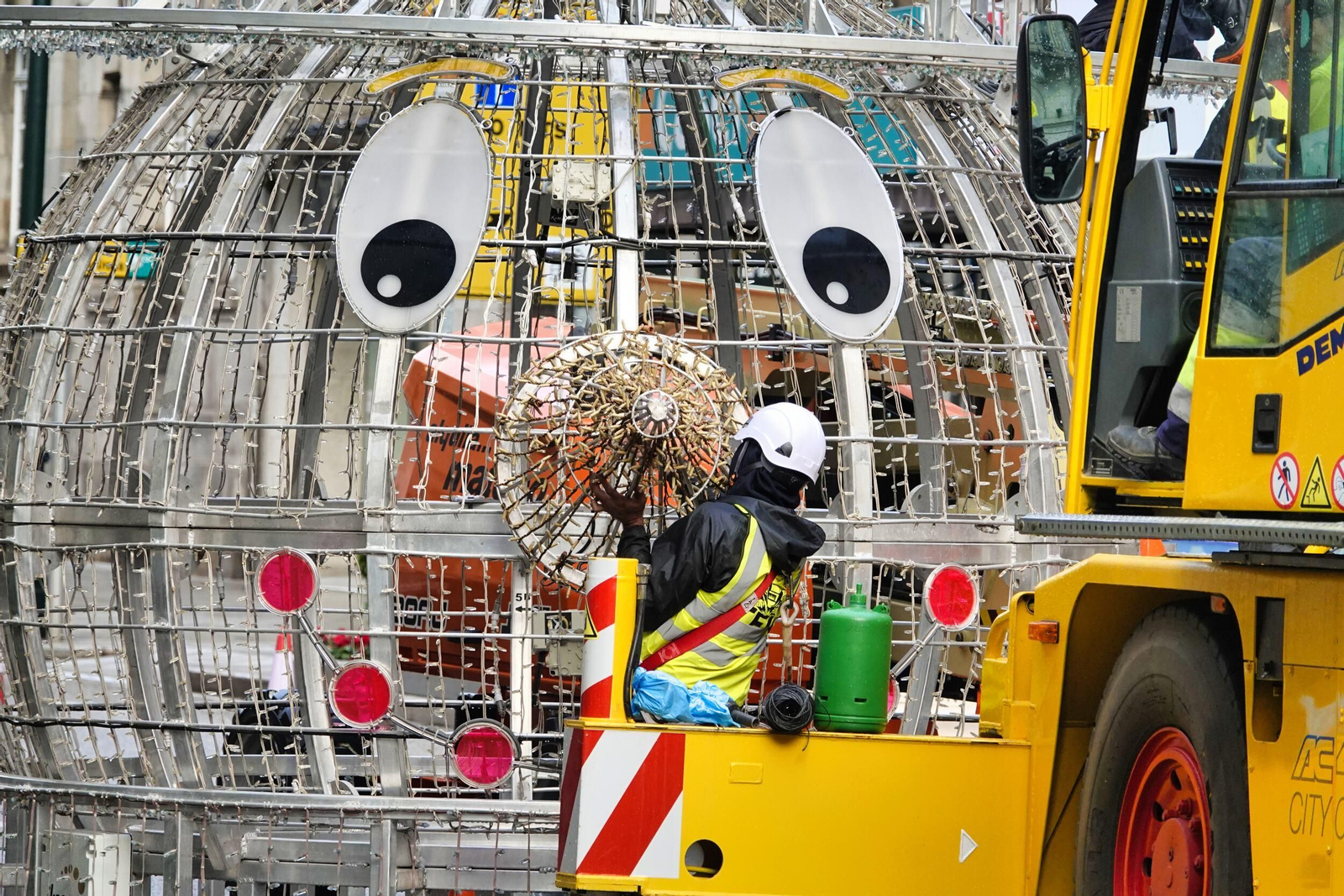 El montaje del muñeco de nieve, ayer en García Barbón.