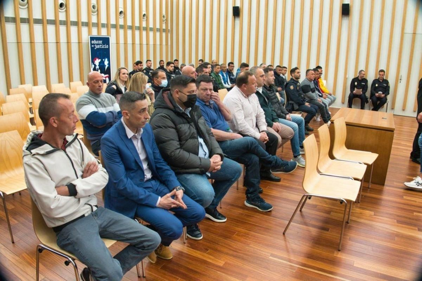 El grupo de acusados durante la vista ayer en Vigo.
