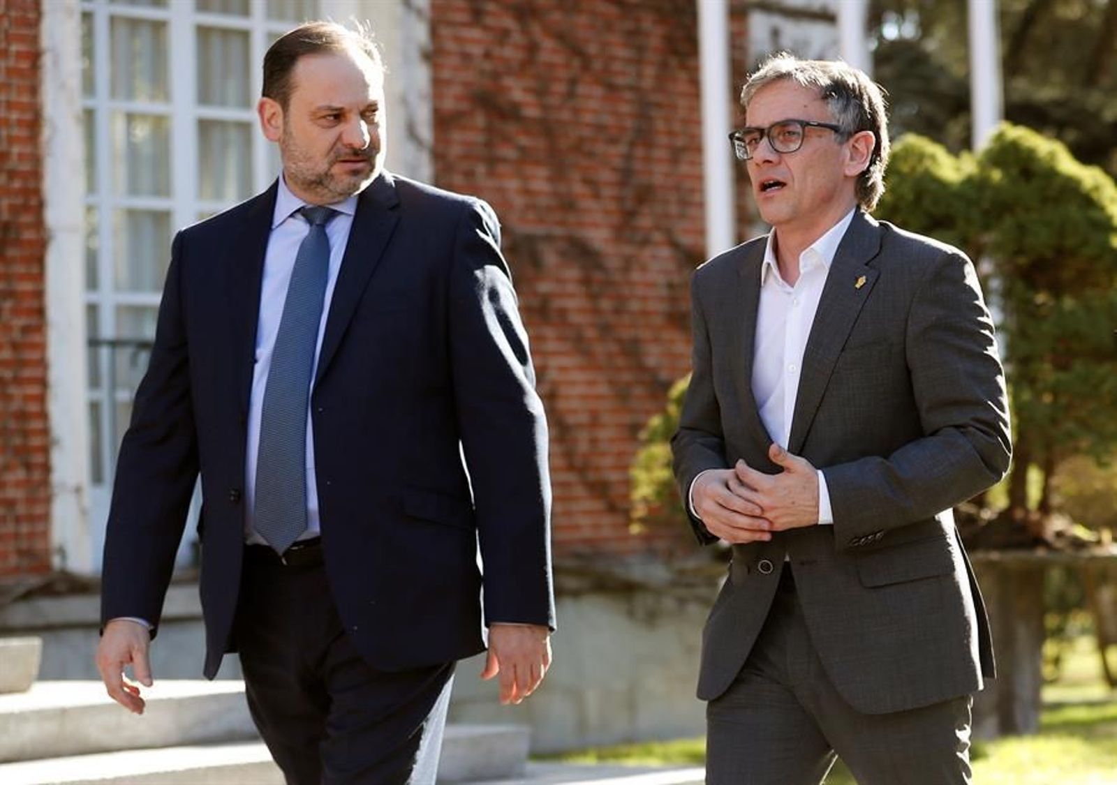 El ministro de Transportes, José Luis Ábalos (izda), conversa con Josep Maria Jové, que fue número dos de Oriol Junqueras en el departamento de la Vicepresidencia en la legislatura del 1-O