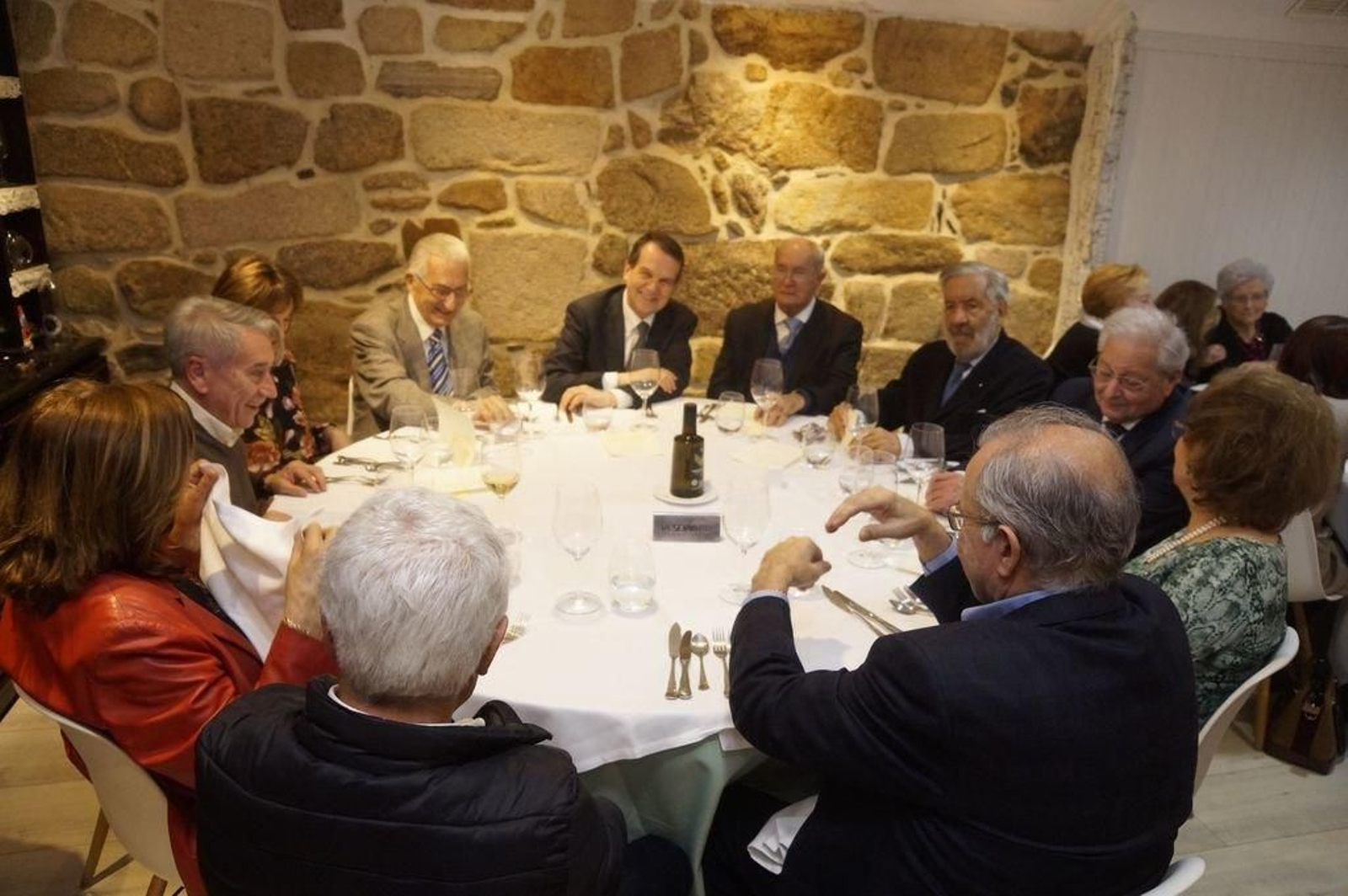 El alcalde con la Asociación Vigueses Distinguidos, que preside Antonio Romero.