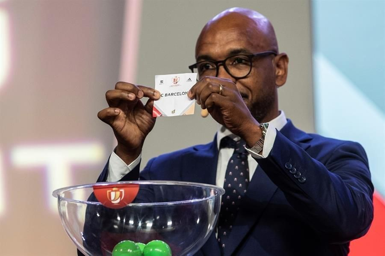 El embajador del Villarreal FC, Marcos Senna saca la papeleta del FC Barcelona, que se enfrentará al Leganés,