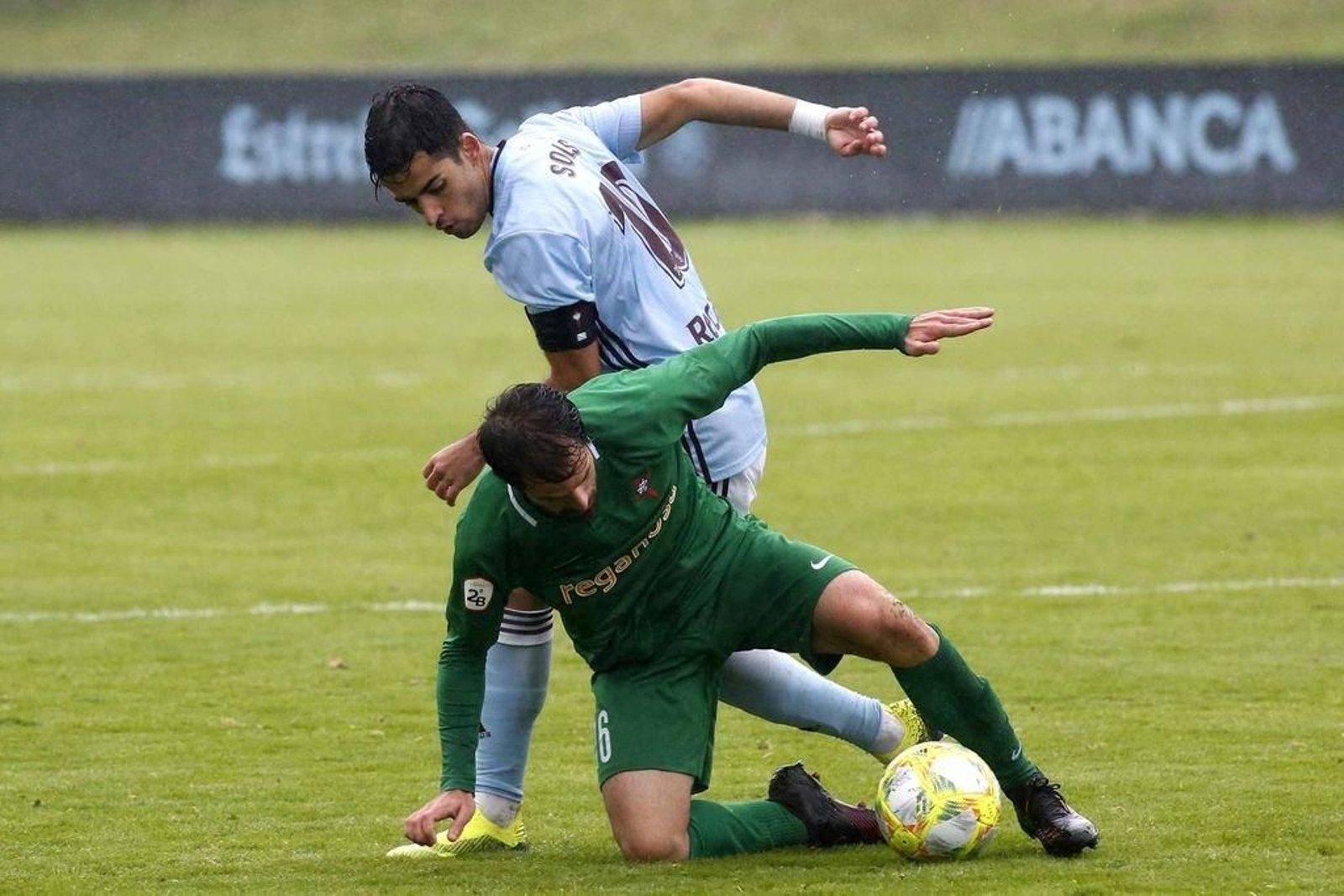 Solís disputa un balón en el último partido del Celta B.