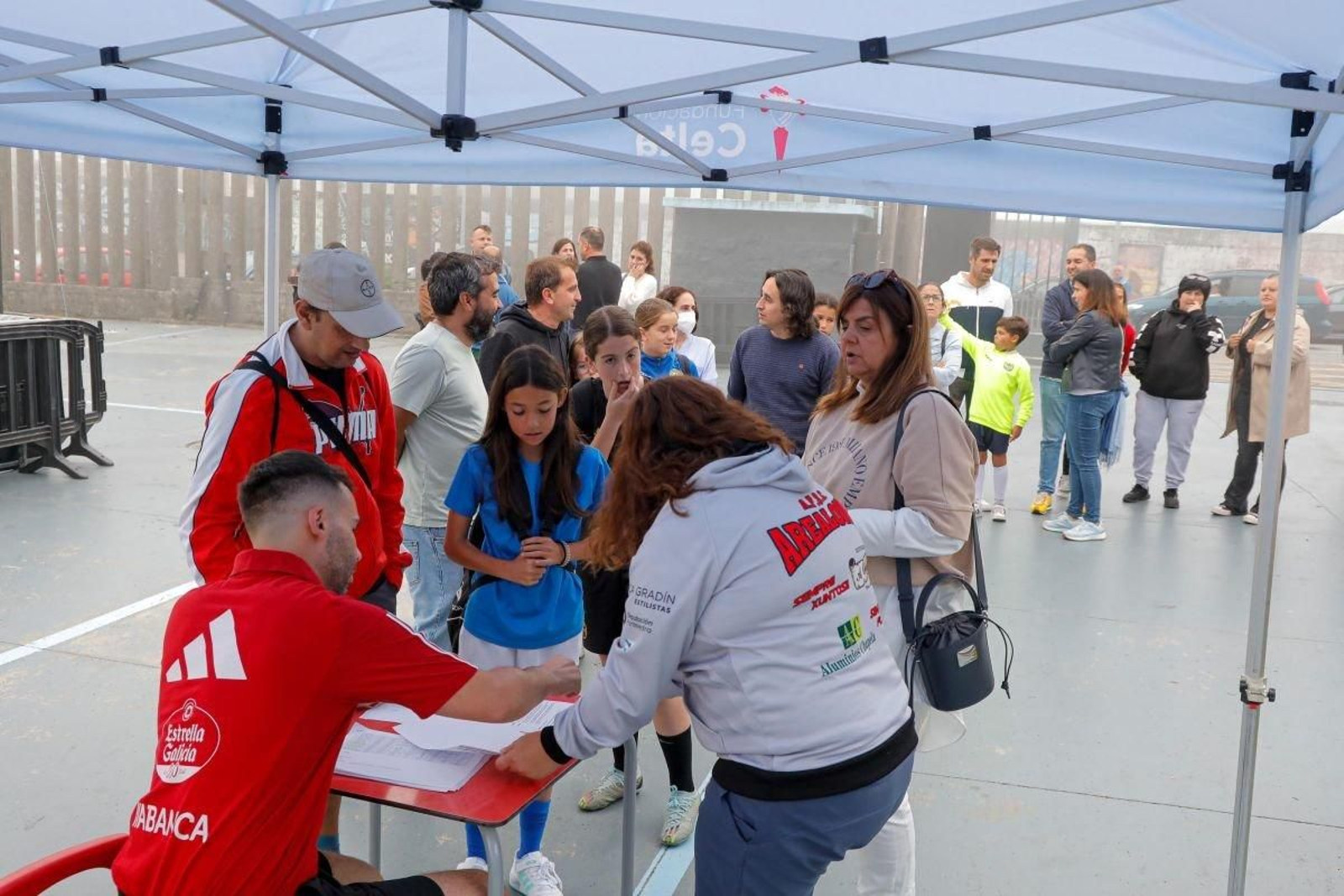 El inicio de la sesión fue con algunas colas para formalizar toda la documentación.