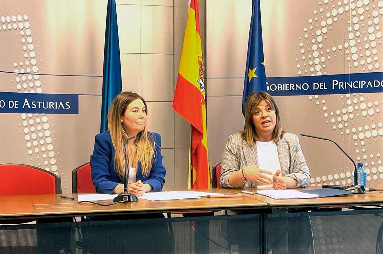 La consejera de Presidencia, Gimena Llamedo, y la directora general de Emigración y Políticas de Retorno, Olaya Romano en una imagen de archivo.