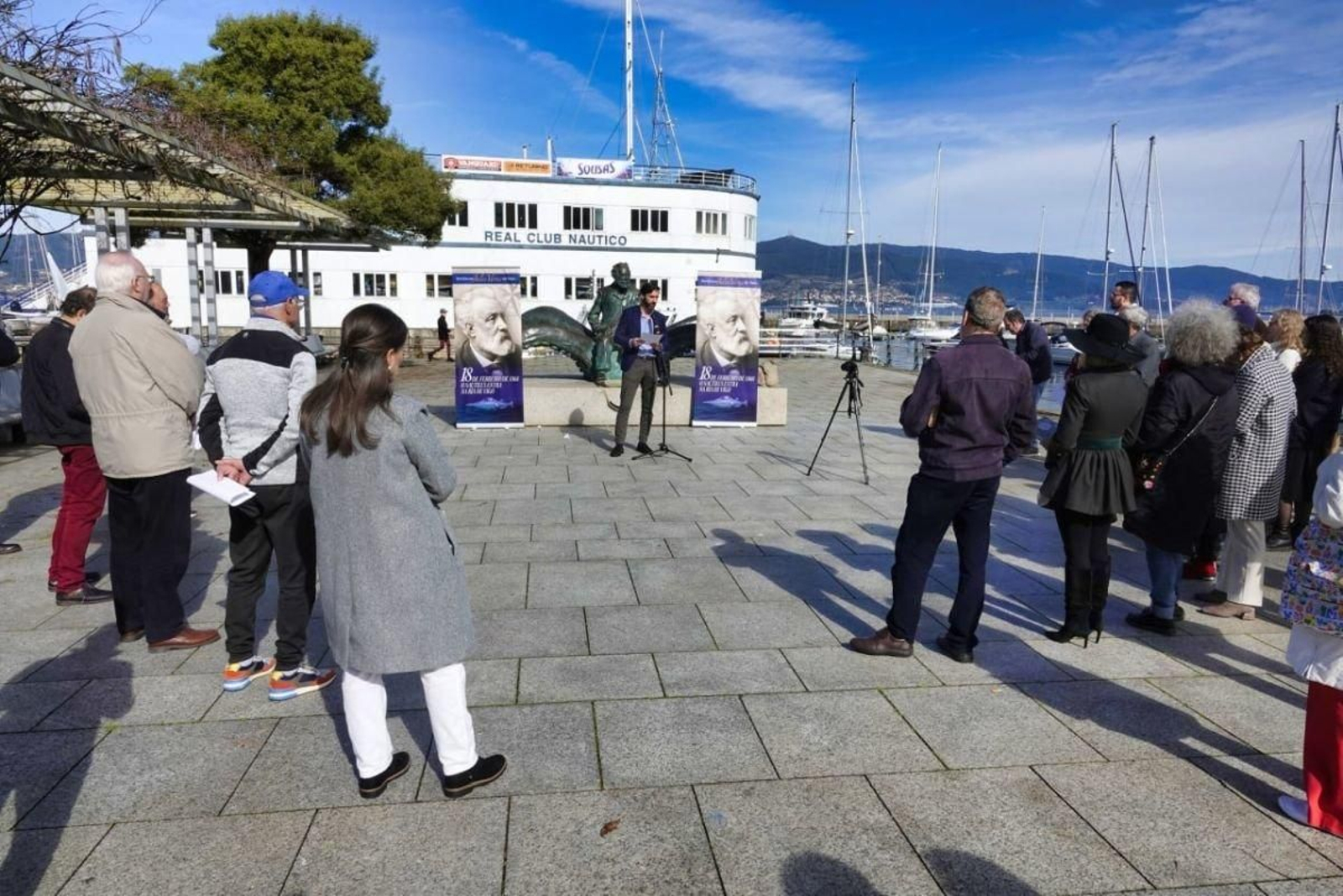 Un momento de la lectura pública junto al monumento a Verne.